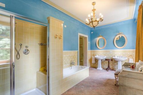 Badia Cantignano Villa Sleeps 22 With Pool And Air Con