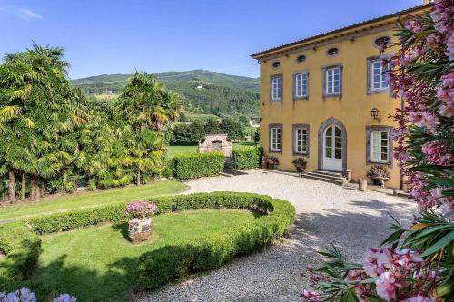 Badia Cantignano Villa Sleeps 22 With Pool And Air Con