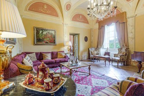 Badia Cantignano Villa Sleeps 22 With Pool And Air Con