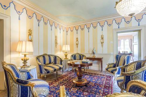 Badia Cantignano Villa Sleeps 22 With Pool And Air Con