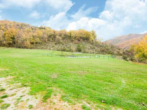 Scenic Holiday Home In Borgo Pace With Jacuzzi