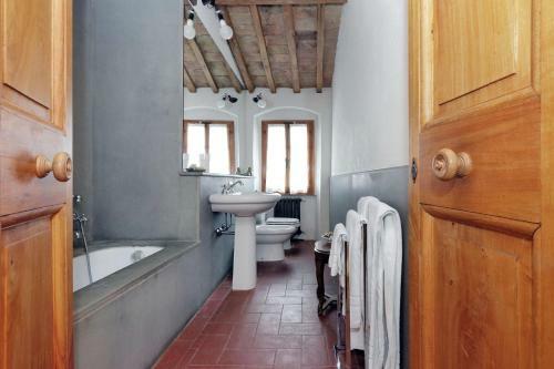 Calzaiolo Villa Sleeps 12 With Pool