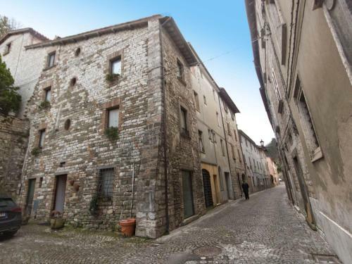 Rustic Holiday Home In Cantiano Near Centre
