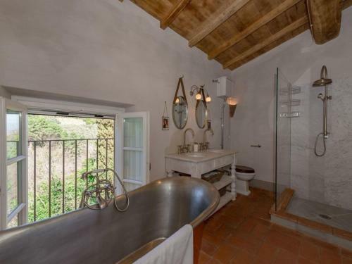 Luxury 6-bed Tuscan Villa Near Lucca