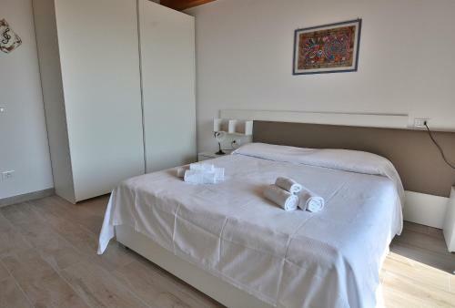 Red Apartment In Marciaga Di Costermano