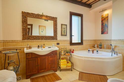 Marinella Villa Sleeps 8 Pool Air Con Wifi