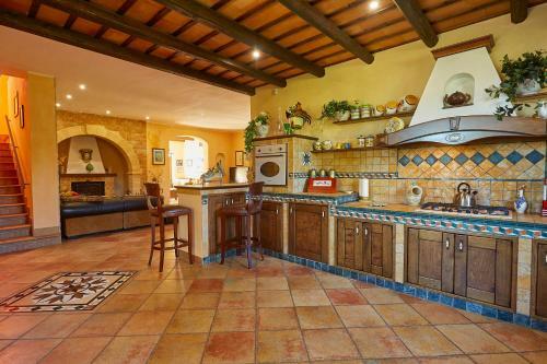 Marinella Villa Sleeps 8 Pool Air Con Wifi