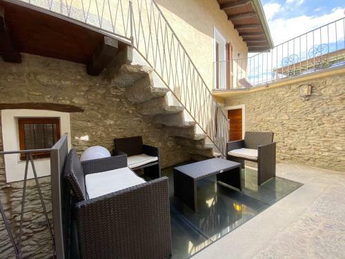 Independent Stone House With Lake View