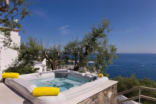 Marina Del Cantone Villa Sleeps 22 Pool Air Con
