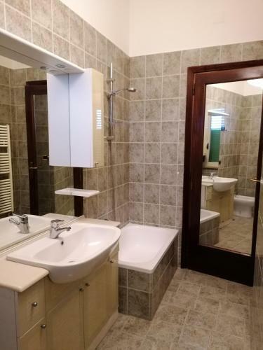 Hostal Room In Bb - Rent Rooms In Nola Na