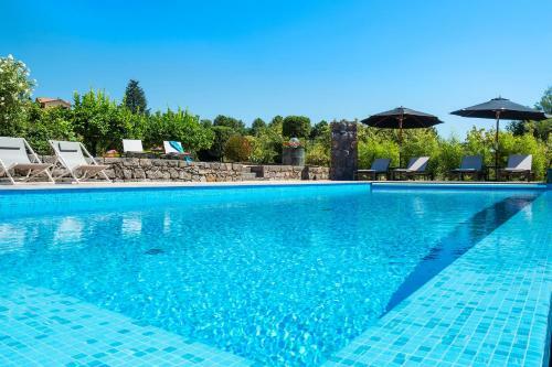 Cozzarelle Villa Sleeps 8 With Pool And Wifi