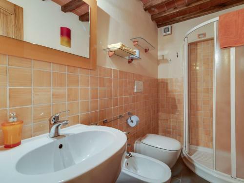 Tranquil Farmhouse In Terranova Bracciolini Near Nightlife