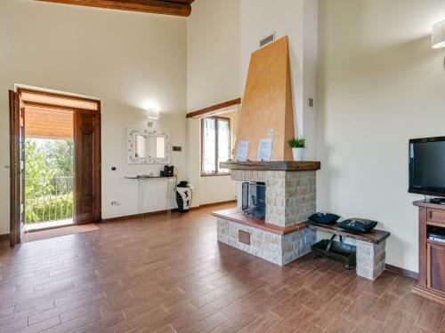 Stylish Villa In Piandimeleto With Swimming Pool