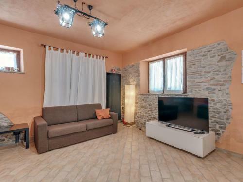 Stylish Villa In Piandimeleto With Swimming Pool
