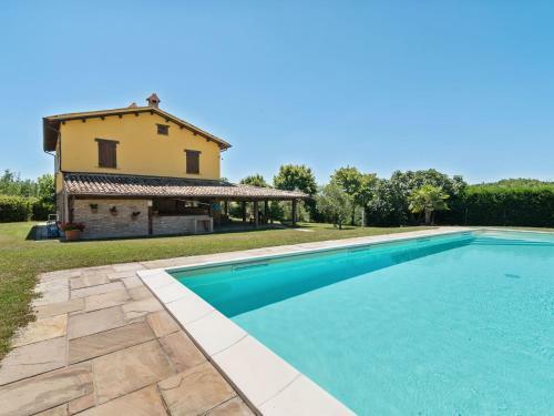 Stylish Villa In Piandimeleto With Swimming Pool