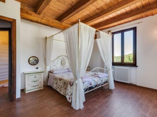 Stylish Villa In Piandimeleto With Swimming Pool