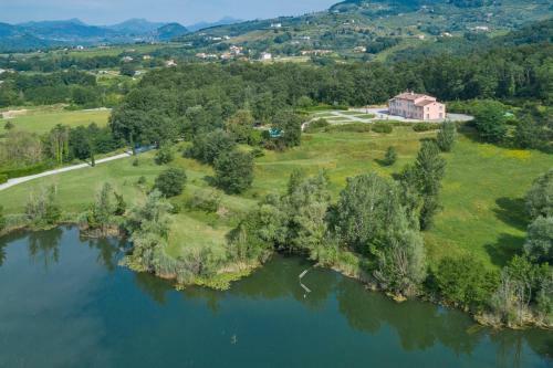 Segromigno In Monte Villa Sleeps 14 With Pool And Air Con