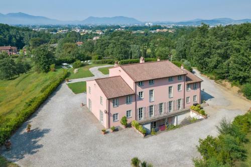 Segromigno In Monte Villa Sleeps 14 With Pool And Air Con