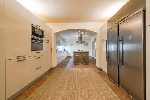 Segromigno In Monte Villa Sleeps 14 With Pool And Air Con