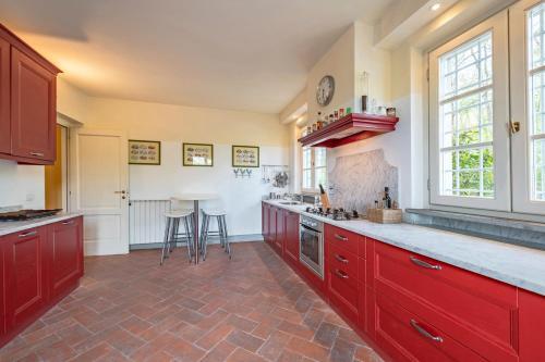 Segromigno In Monte Villa Sleeps 14 With Pool And Air Con