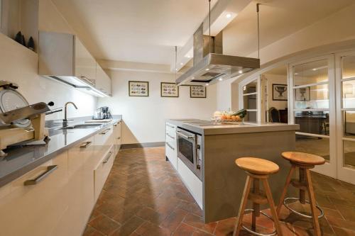 Segromigno In Monte Villa Sleeps 14 With Pool And Air Con