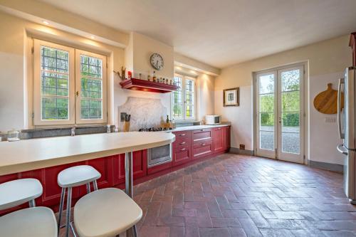 Segromigno In Monte Villa Sleeps 14 With Pool And Air Con