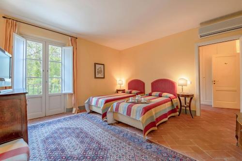 Segromigno In Monte Villa Sleeps 14 With Pool And Air Con