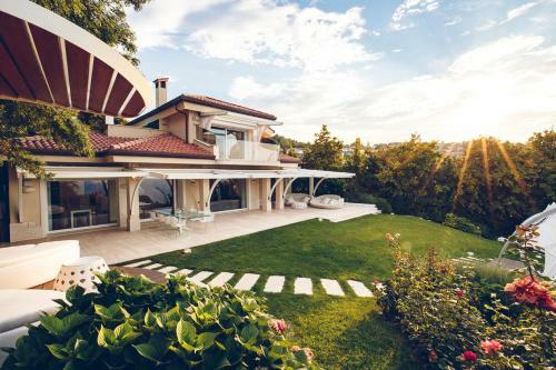 Pietra La Croce Villa Sleeps 8 With Pool And Air Con