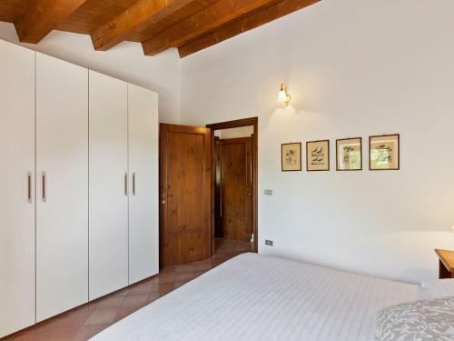 Traditional Villa In Varano With Private Garden