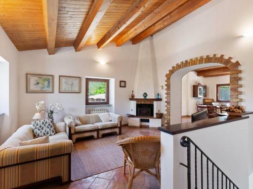 Traditional Villa In Varano With Private Garden