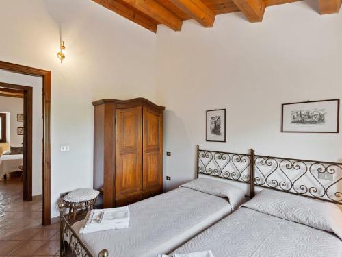 Traditional Villa In Varano With Private Garden