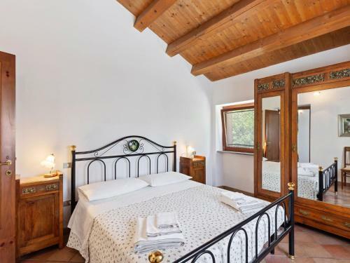 Traditional Villa In Varano With Private Garden