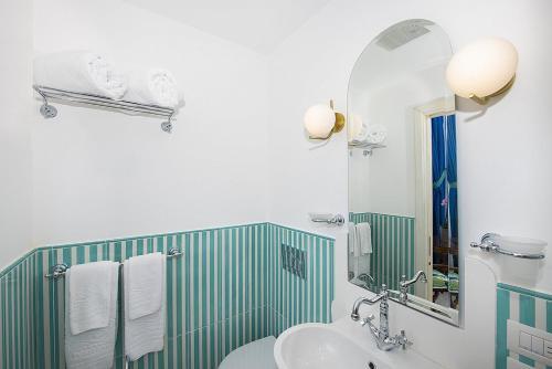 Positano Villa Sleeps 8 With Pool And Air Con