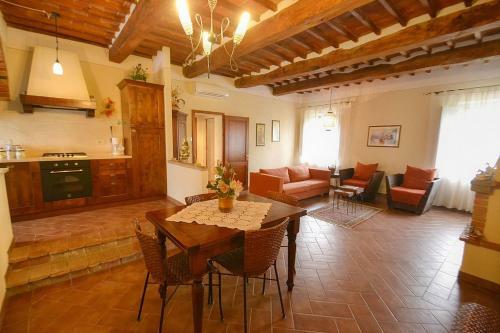 Pozzo Della Chiana Villa Sleeps 24 Pool Air Con
