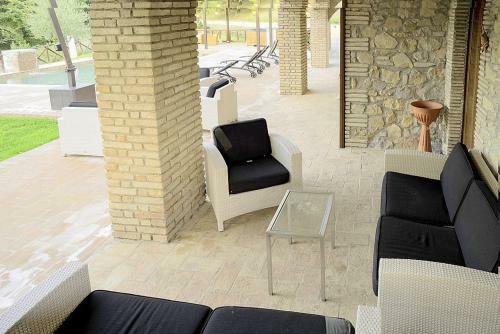 Querce Villa Sleeps 8 Pool Wifi