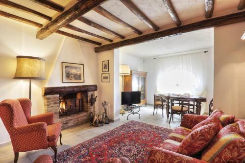 Pillo Villa Sleeps 10 With Pool And Air Con