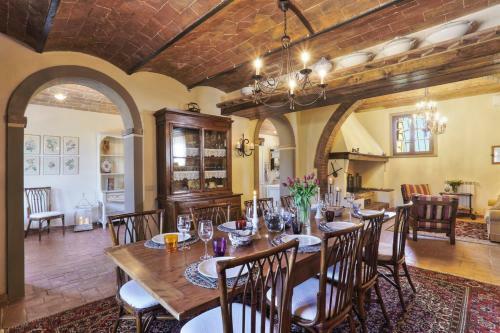Pillo Villa Sleeps 12 With Pool And Air Con