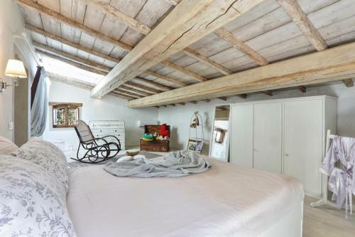 Pillo Villa Sleeps 12 With Pool And Air Con