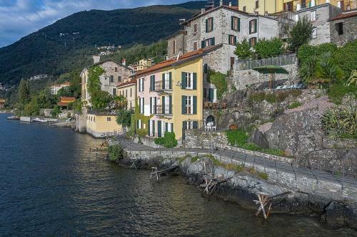 Rezzonico Villa Sleeps 8 Wifi