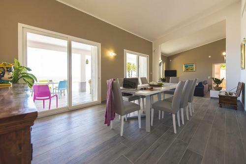 Santa Flavia Villa Sleeps 8 With Pool And Air Con