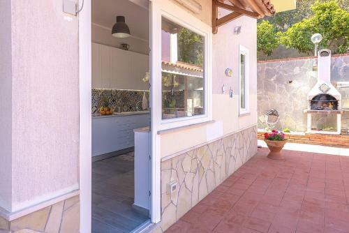 Santa Flavia Villa Sleeps 8 With Pool And Air Con
