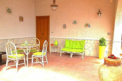 Santa Flavia Villa Sleeps 8 With Pool And Air Con