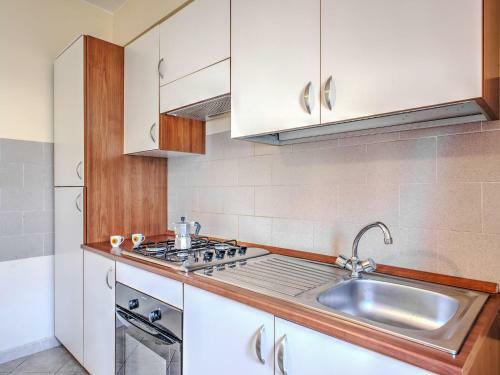 Valley-view Apartment In Sant'alfio With Balcony