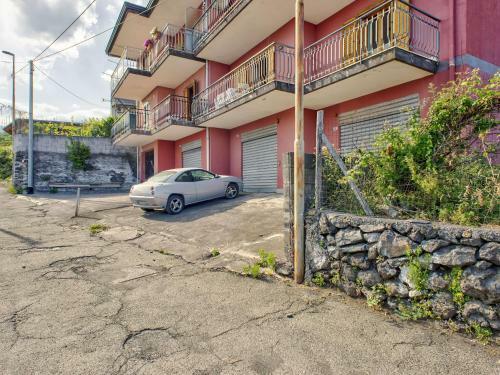 Valley-view Apartment In Sant'alfio With Balcony