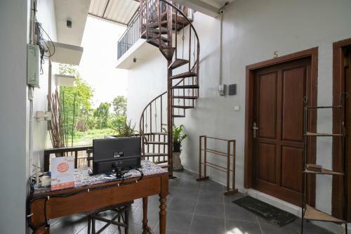 Hostal Vaccinated Staff - Oyo 2417 Panen House