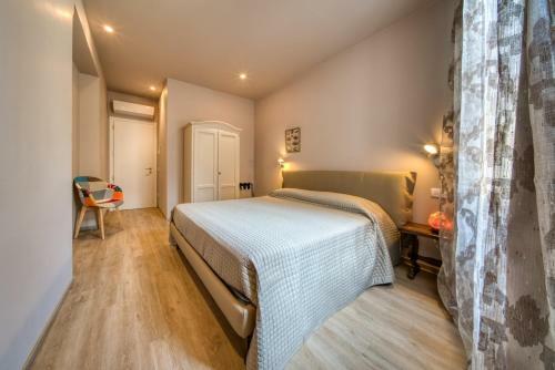 L'indipendenza, La Casa Dei Viaggiatori