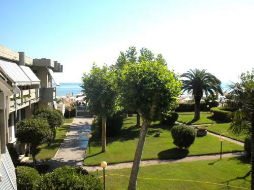 Three-room Apartment In Residence Bordering The Beach