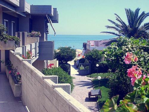 Three-room Apartment In Residence Bordering The Beach