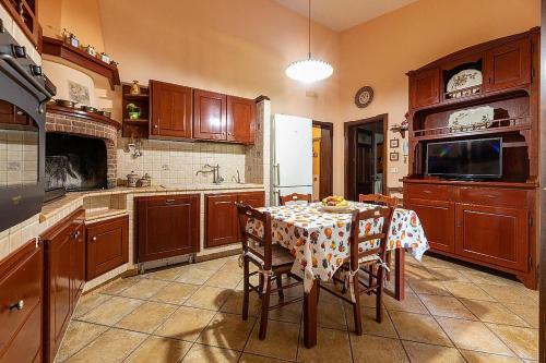 Taviano Villa Sleeps 10 With Pool And Air Con