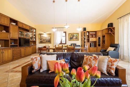 Taviano Villa Sleeps 10 With Pool And Air Con